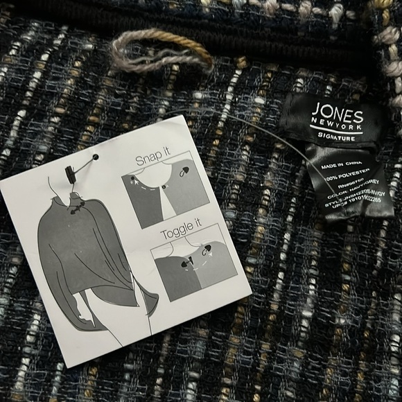 Jones New York Cape, side toggle closure. Blue, white and tan, women’s one size. - Picture 5 of 7